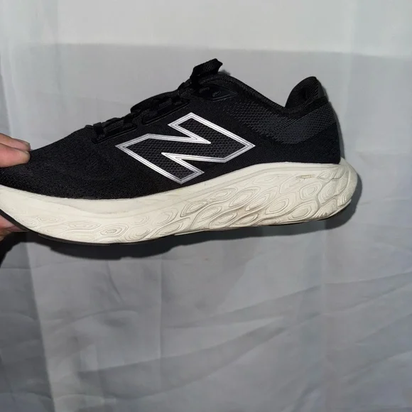 New Balance Fresh Foam 880 Women’s Sneakers in Black & White - Picture 7 of 10